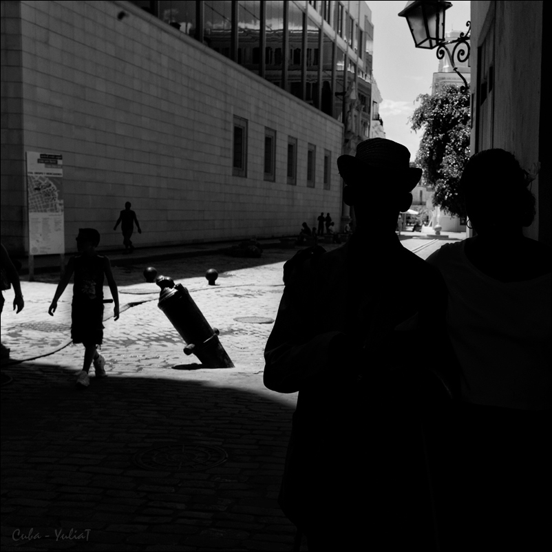 photo "***" tags: street, genre, black&white, 