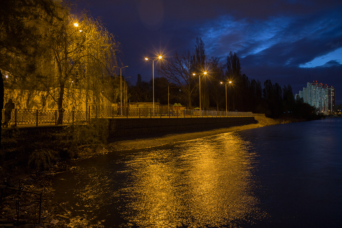 photo "***" tags: street, lake, night, фонари, человек