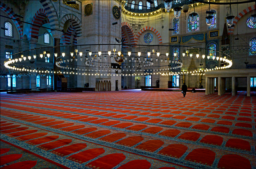 photo "Lonely prayers" tags: interior, Стамбул, Турция, мечеть