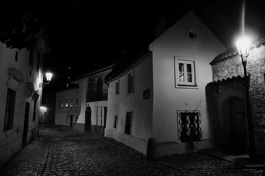 photo "Hочной улочка-22" tags: black&white, Prag, Prague, Praha