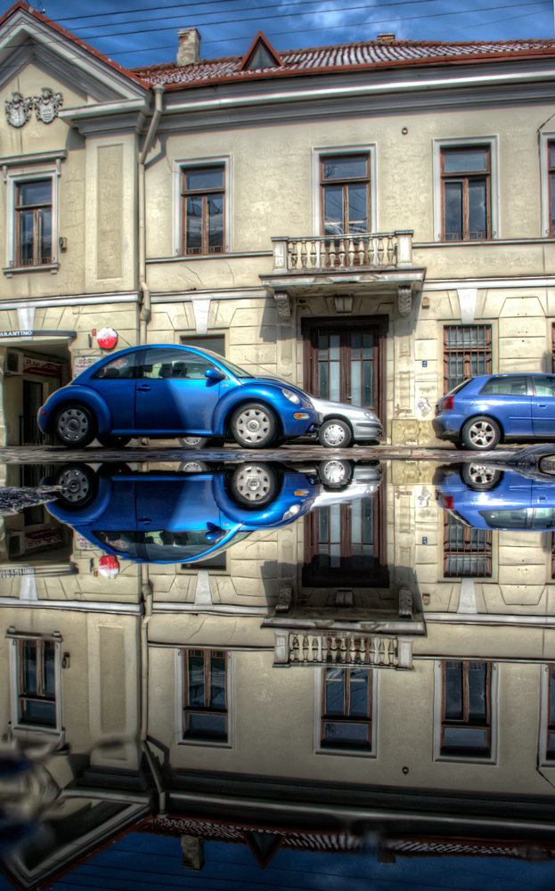 photo "***" tags: city, Europe, building, spring, water, Литва, балкон, жук, лужа, мокрыйфотограф, синий, суперверинайс, ума-то-нет
