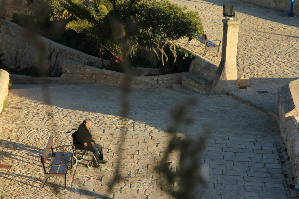 photo "just walk" tags: street, portrait, Alicante