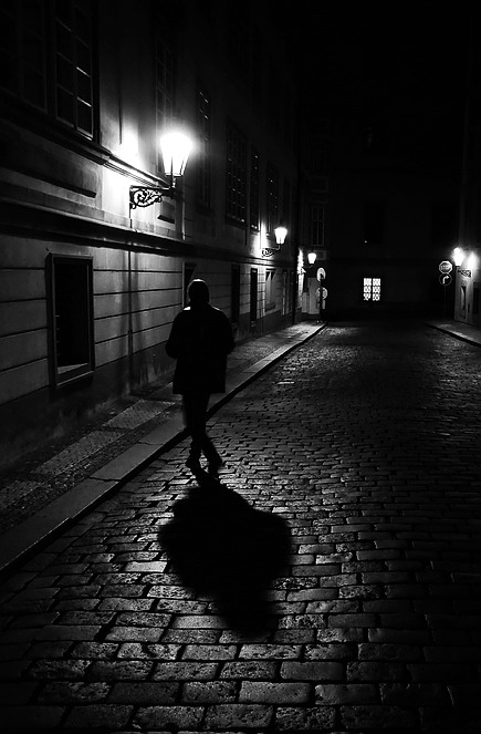 photo "Hочной пешеход" tags: black&white, Prag, Prague, Praha