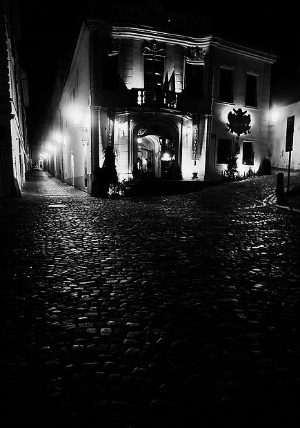 photo "Hочной улочка a дом" tags: black&white, Prag, Prague, Praha