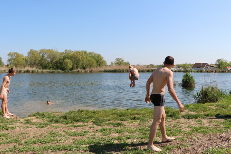 фото "Дети ... открыли купальный сезон." метки: репортаж, весна, вода, люди