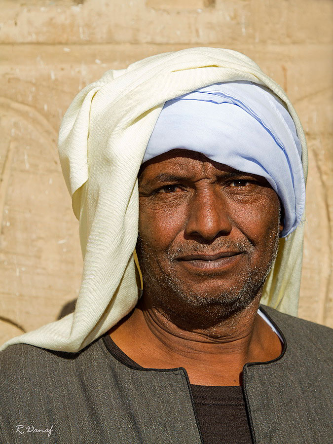 photo "Guardian of the temple" tags: travel, genre, Africa, man, tourists