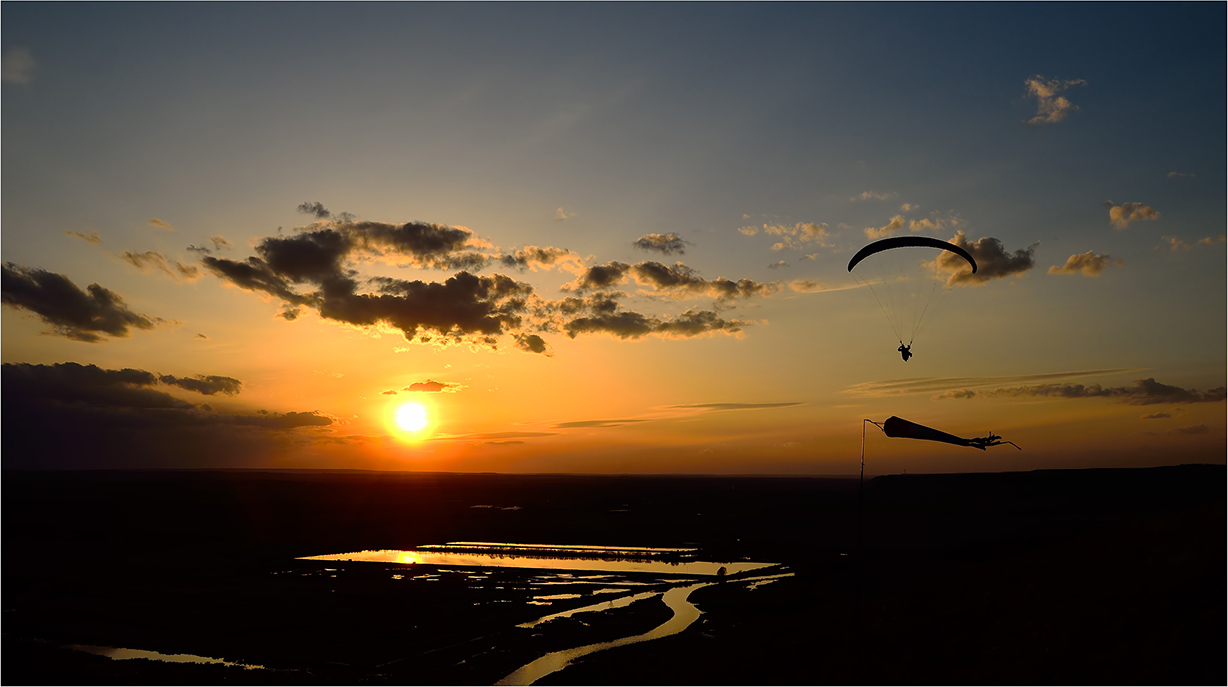 photo "***" tags: sport, landscape, clouds, evening, reflections, river, sky, spring, sun, sunset, water, параплан