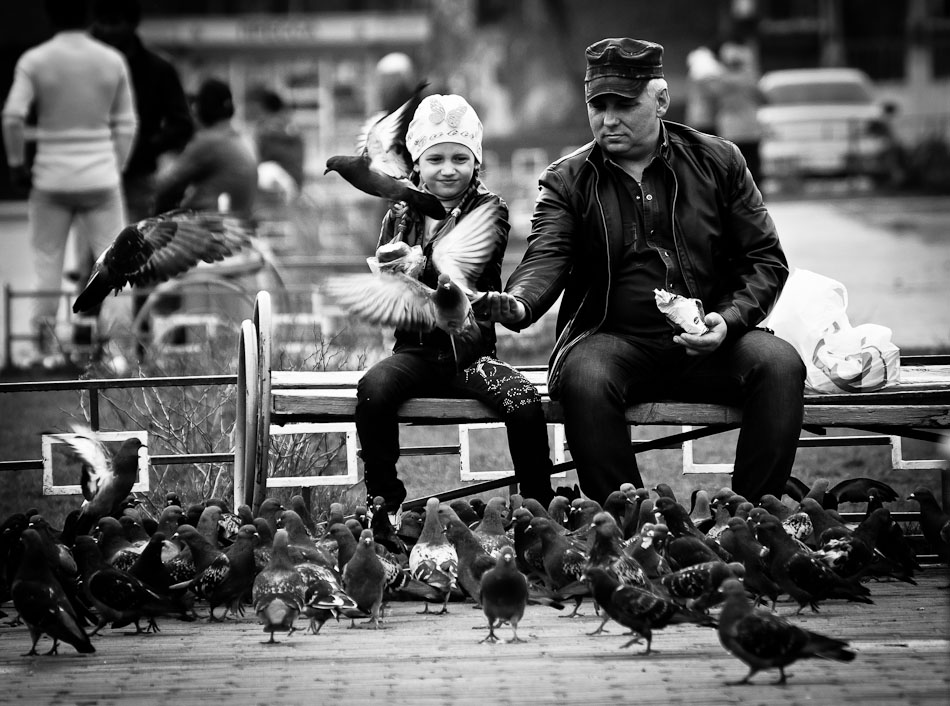 photo "***" tags: reporting, street, black&white, children, park, people, spring, отдых, птицы