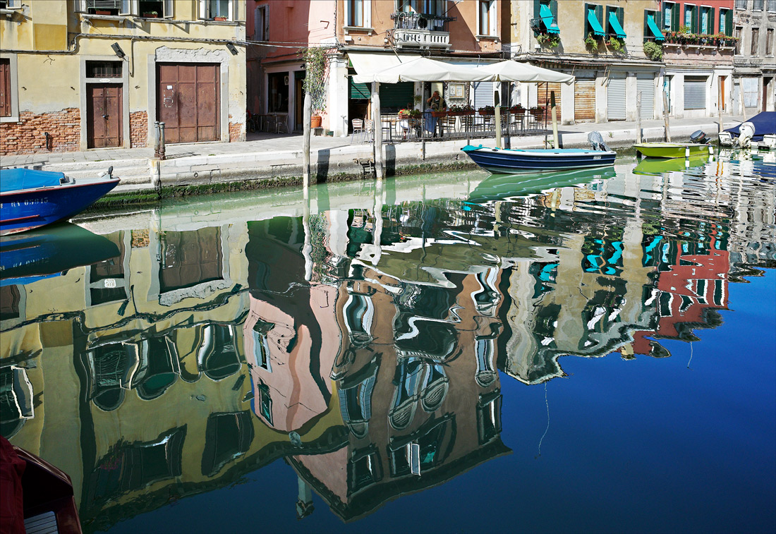 photo "Colorful Venice" tags: fragment, Italy, Venice, reflections, каналы