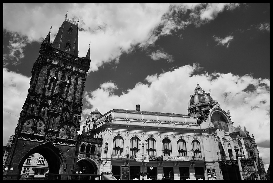 photo "Пороховые ворота a Муниципальный дом" tags: black&white, architecture, Prag, Prague, Praha