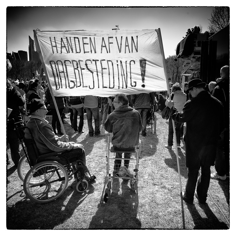 photo "Handen af van de dagbesteding." tags: reporting, black&white, street, Europe Den Haag