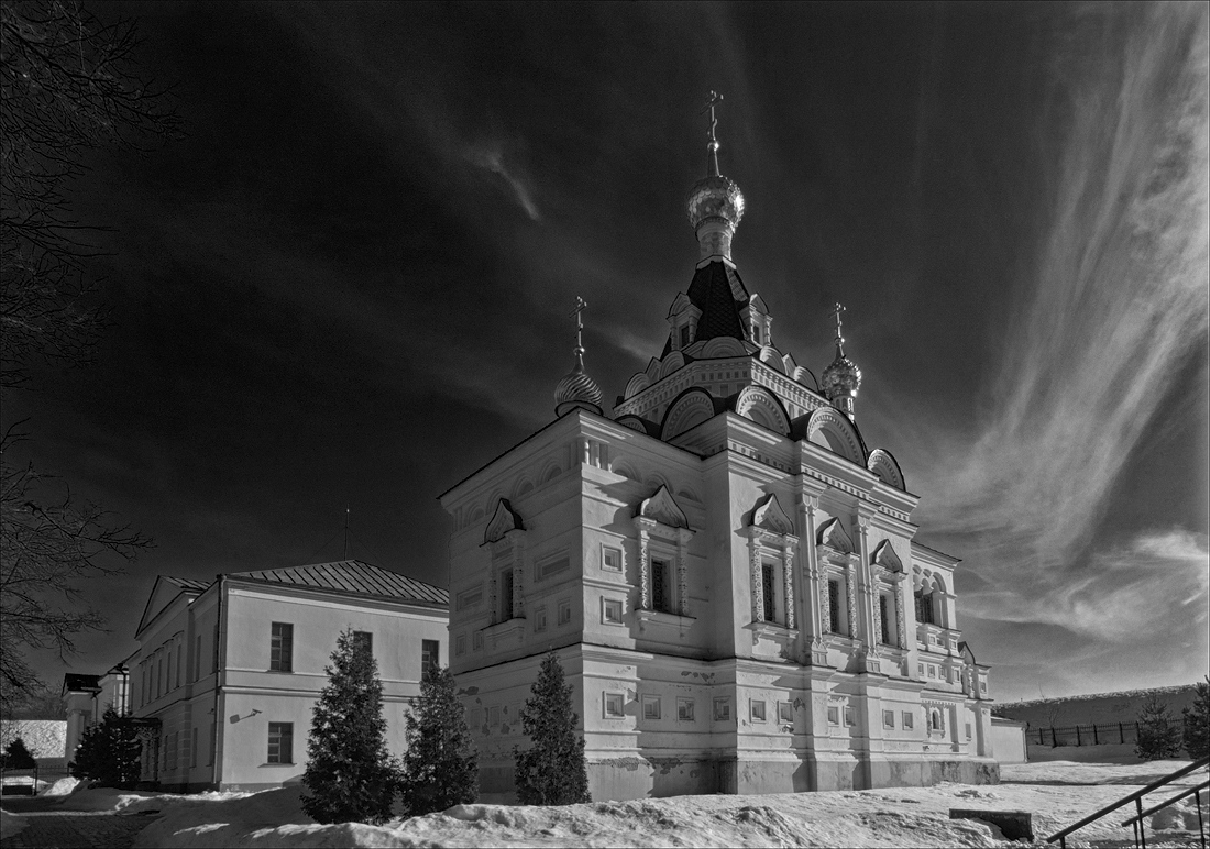 photo "Кирпичная церковь, построенная в 1897-1898 на средства Е. С. Ляминой как  храм при тюремном замке" tags: architecture, black&white, 