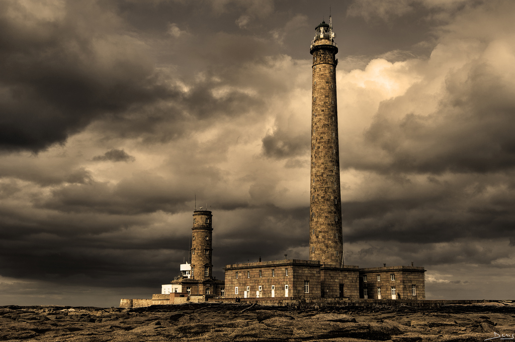 photo "Proud to clouds" tags: landscape, architecture, Europe, France, Lighthouse, clouds