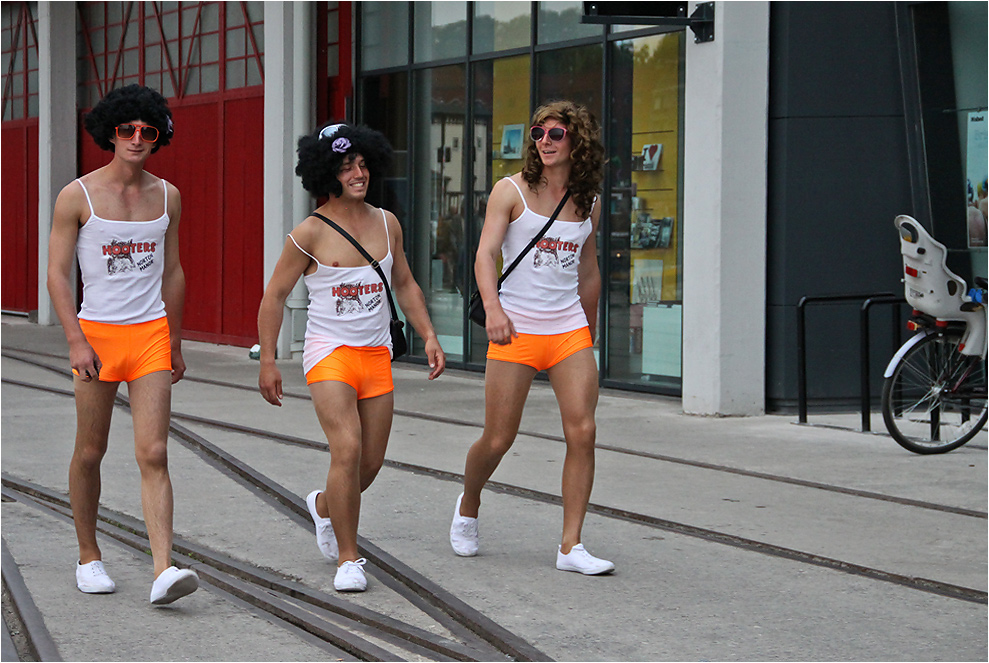 photo "Hooters" tags: street, people