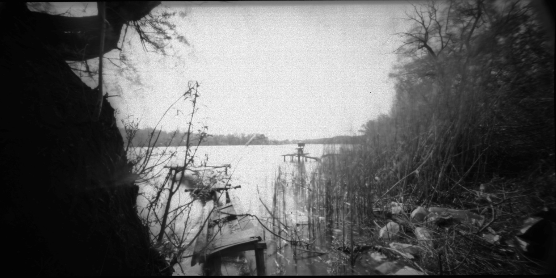 photo "***" tags: black&white, holga 120wpc wide pinhole came