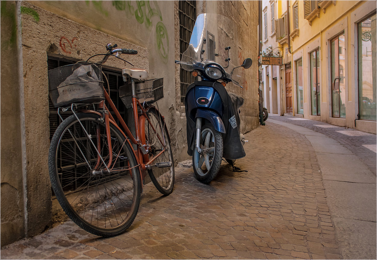 фото "Нерешительное знакомство..." метки: стрит-фото, foto liubos, Италия, старый город, улица, улочки
