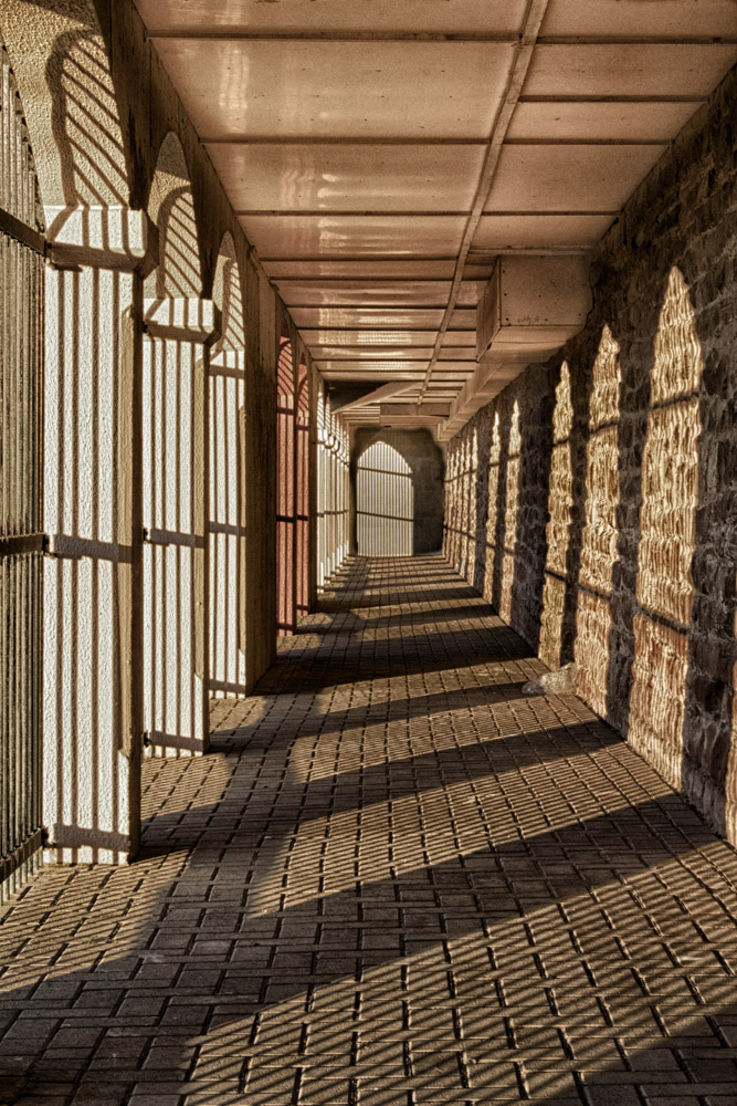 photo "Sunshine & Shadows" tags: architecture, city, 