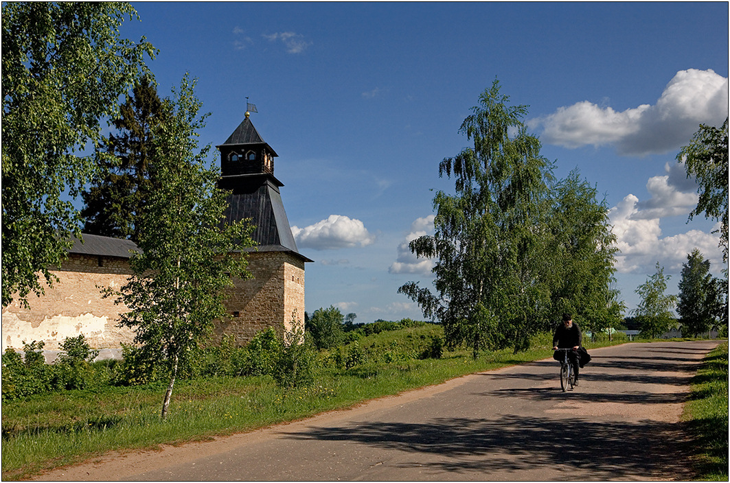 photo "Monastic car" tags: genre, Печоры, велосипед, монах