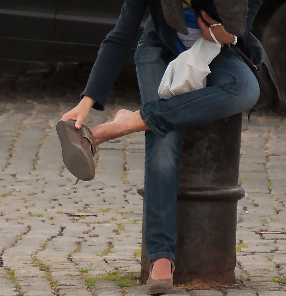 photo "New Shoe" tags: portrait, street, humor, Europe, Lisbon, portugal, woman