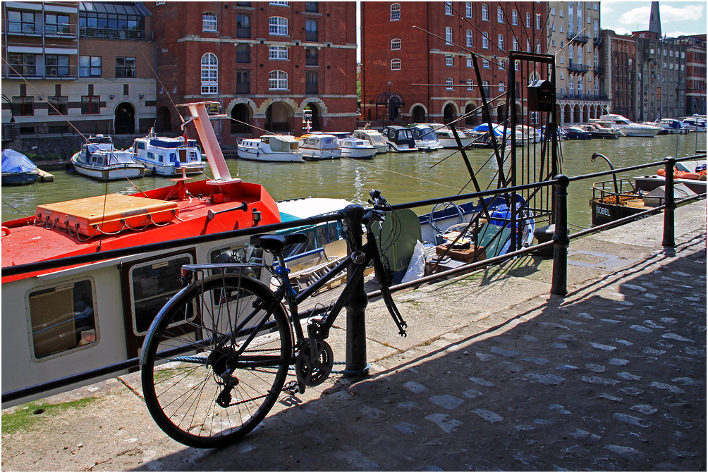 photo "***" tags: street, city, water, велосипед
