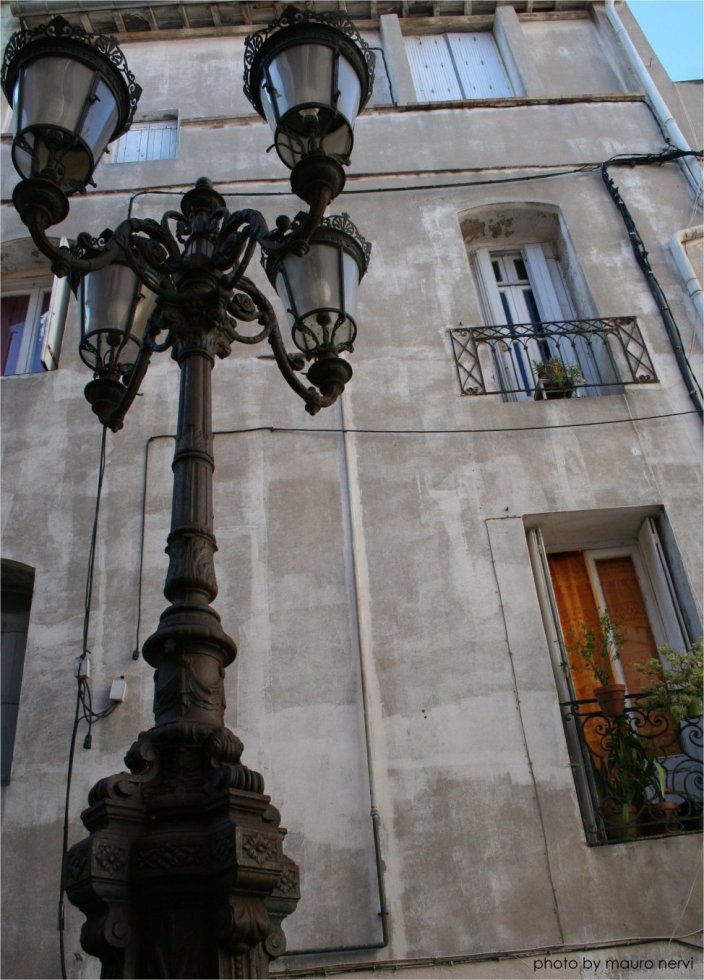 photo "streets of France:a corner" tags: reporting, 
