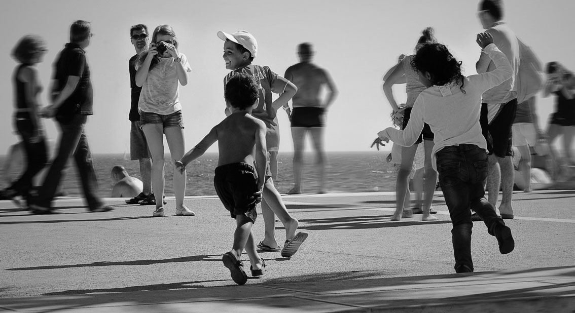 photo "Children frolic, daughter works)))" tags: black&white, street, genre, Europe, children