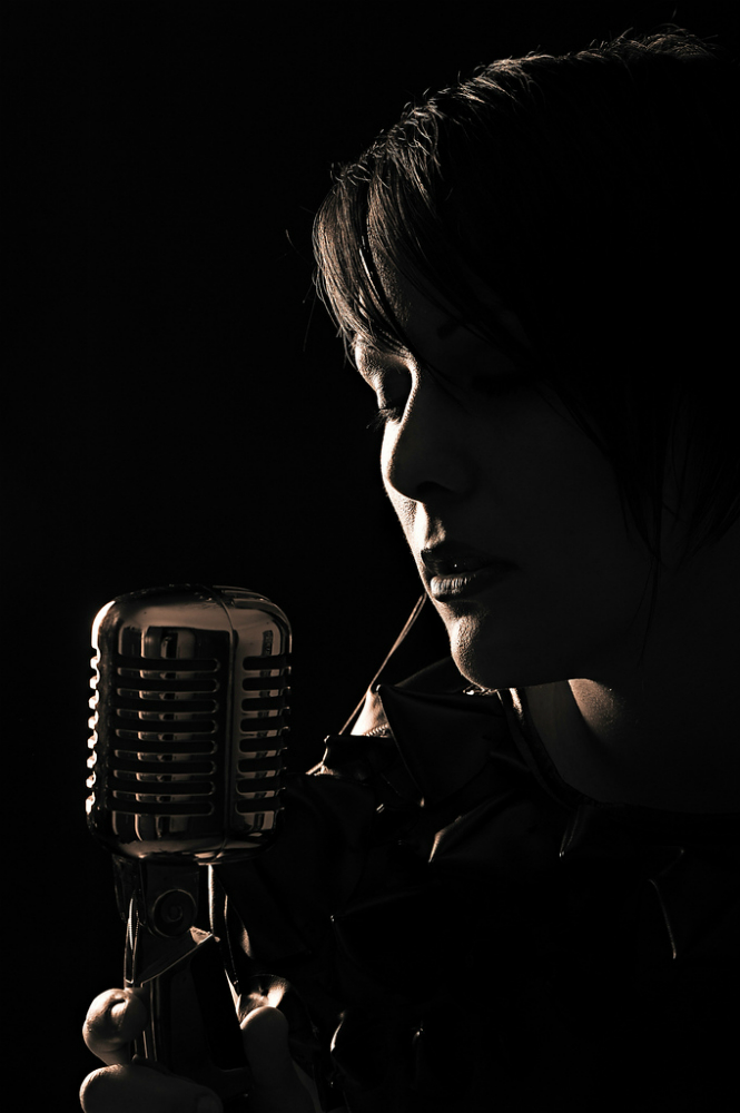 photo "Intimate" tags: portrait, black&white, Belgium, girl, microphone, singer, woman