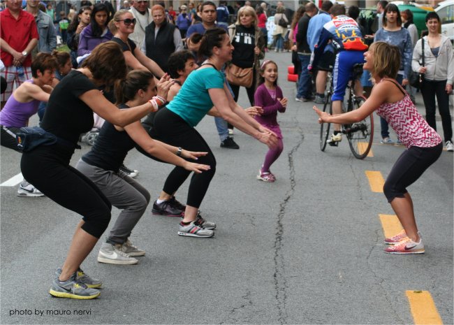 photo "dancing on the road" tags: reporting, 