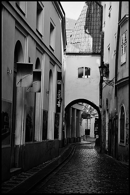 photo "Проход a улочка" tags: black&white, Prag, Prague, Praha