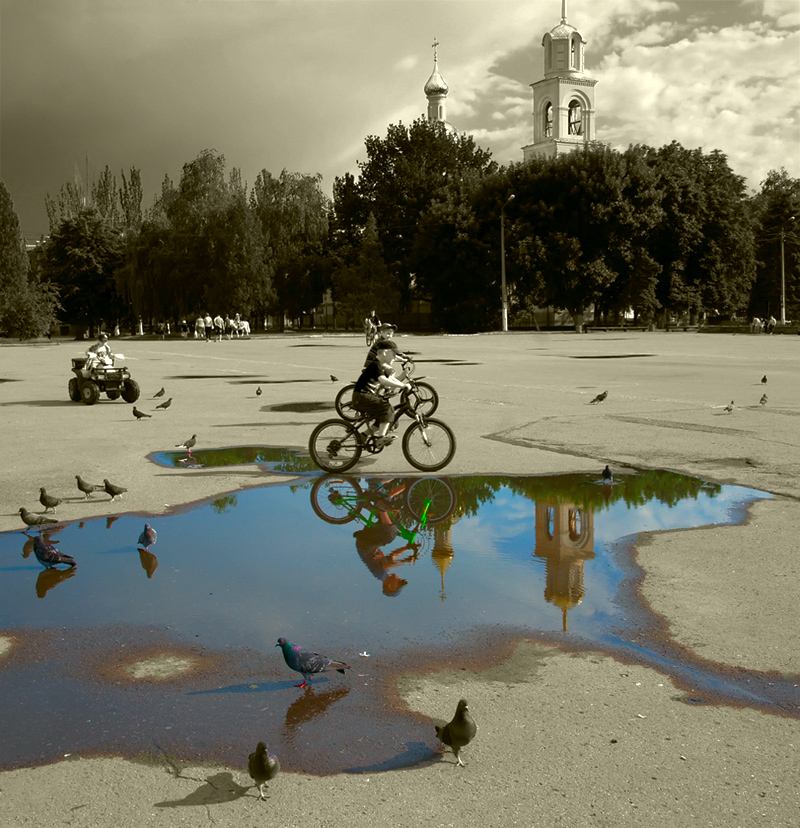 photo "***" tags: street, city, boy, children, clouds, sky, summer, tree, water, голуби, деревья, лужа, отражение, церьковь