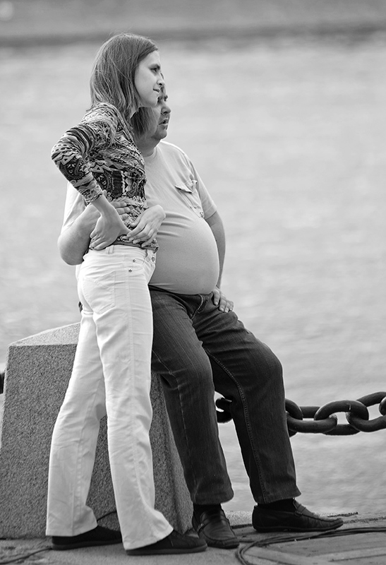 photo "May you live happily!" tags: reporting, portrait, black&white, лето любовь набережная река