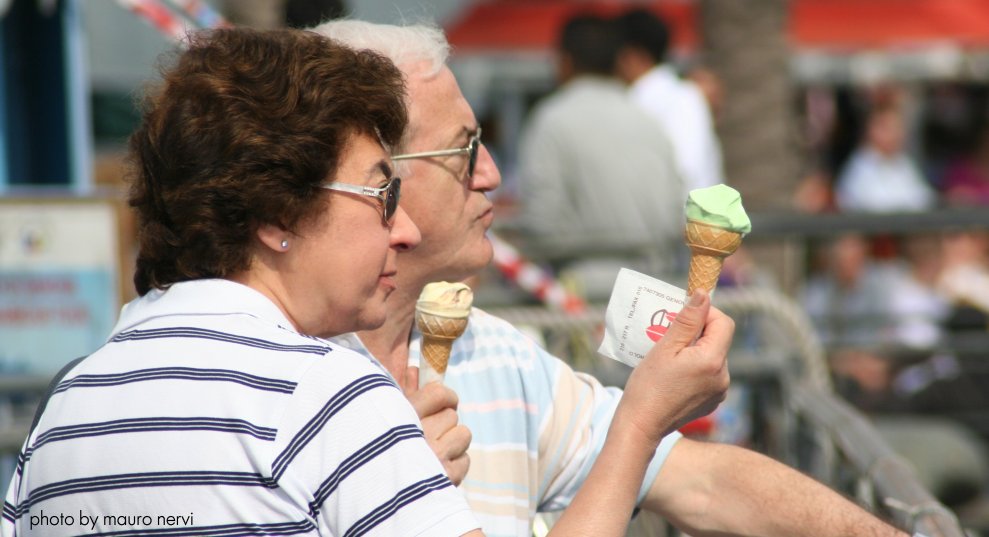 photo "a pause with  an ice cream" tags: reporting, 