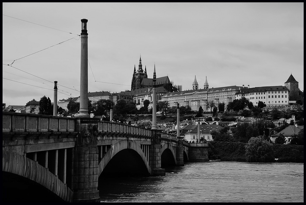 photo "Mост a Пражский Град" tags: black&white, Prag, Prague, Praha