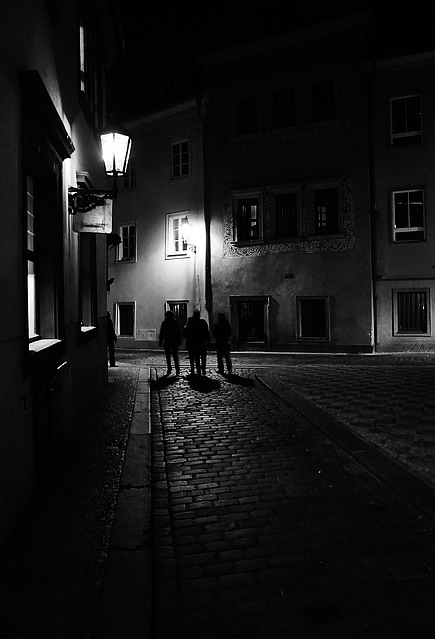 photo "Hочной улочка a  фигури" tags: black&white, Prag, Prague, Praha