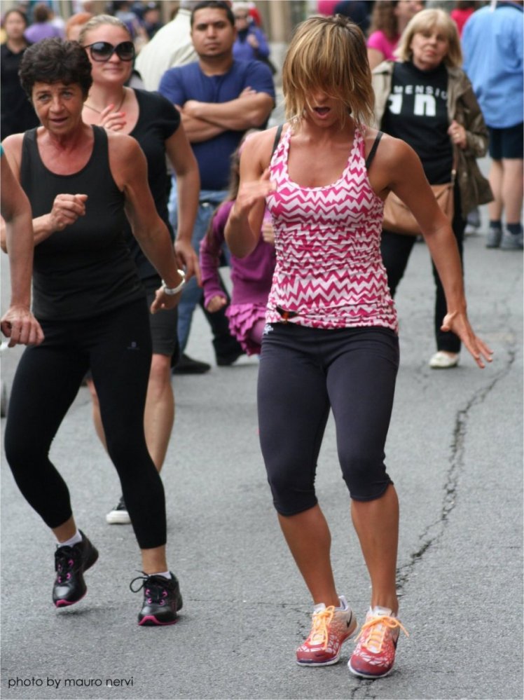 photo "dancing on the street" tags: reporting, 