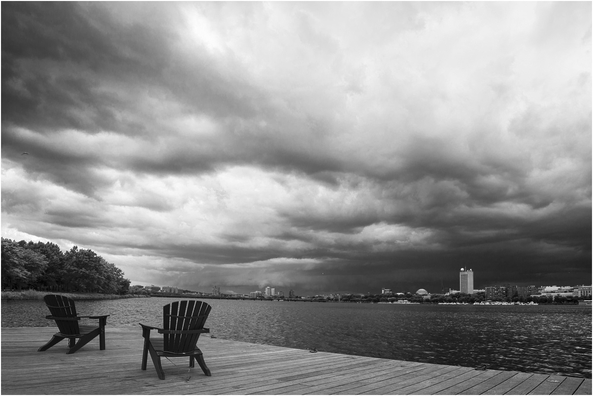 photo "storm is getting closer" tags: landscape, black&white, clouds, river, water