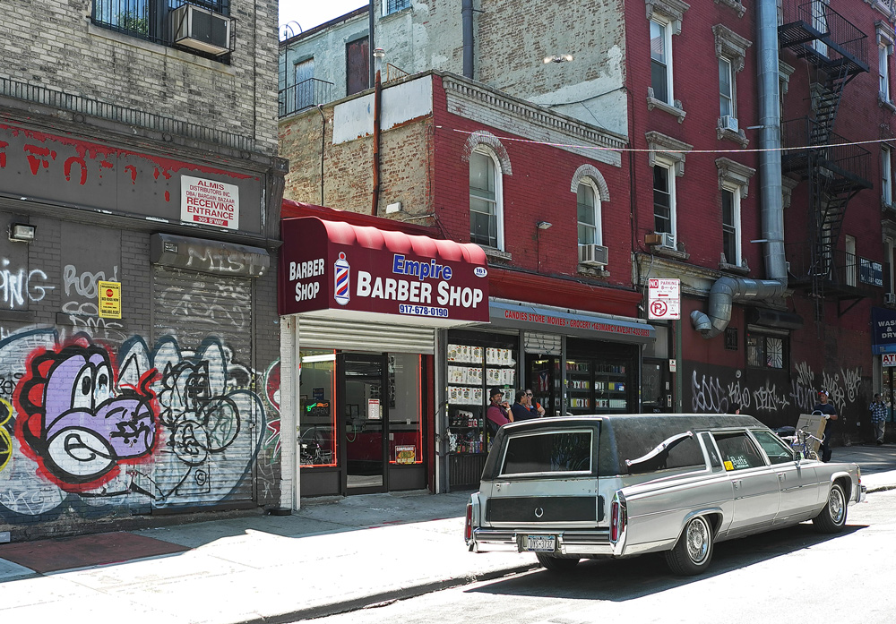 photo "Last hair cut" tags: street, humor, New York City