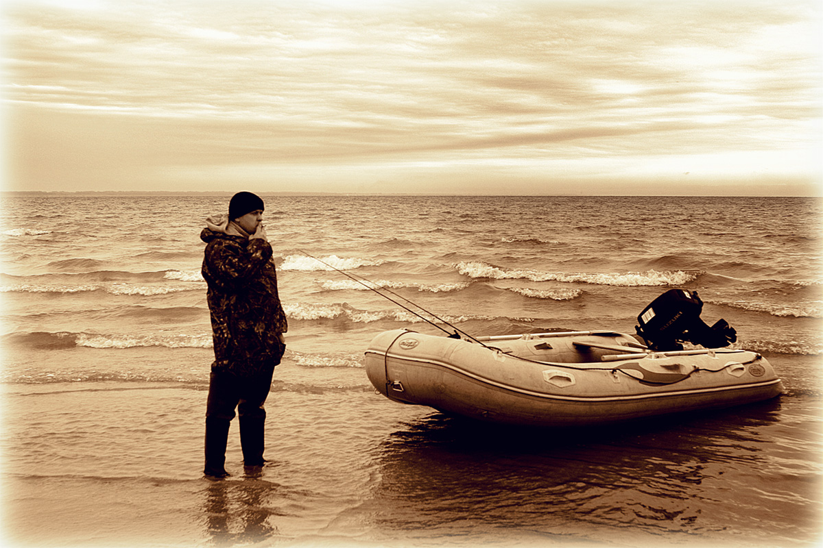 фото "Не клюёт..." метки: путешествия, жанр, черно-белые, берег, вода, пасмурно