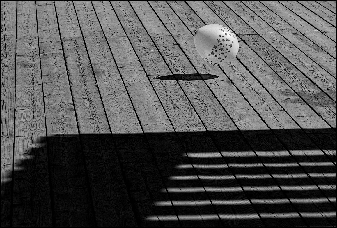 photo "ball" tags: misc., black&white, city, 