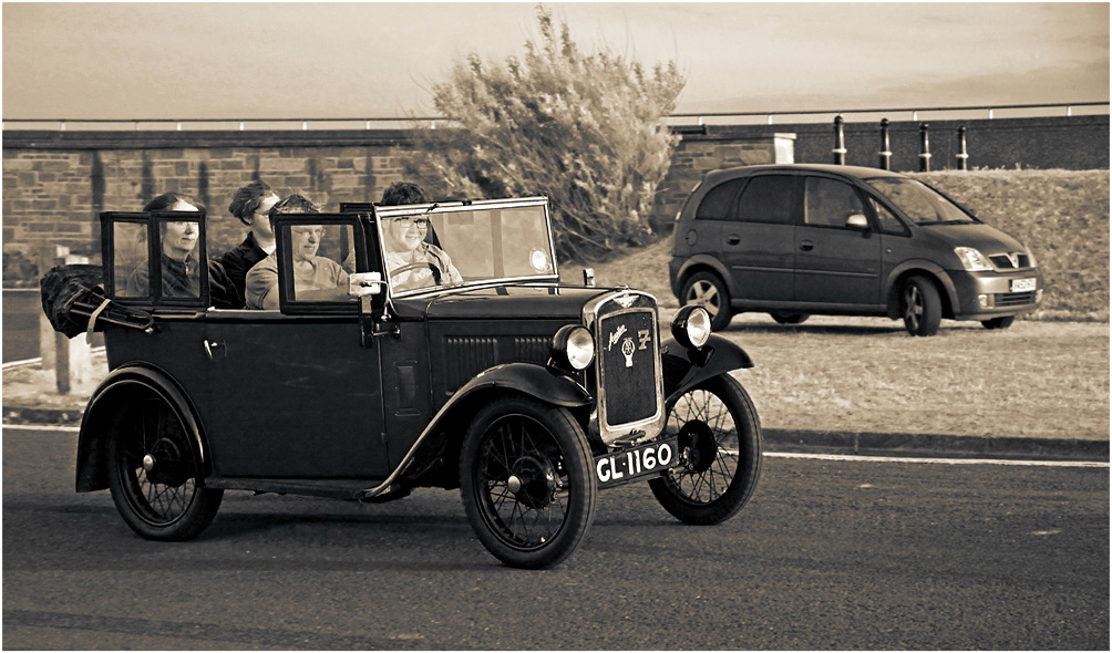 photo "From the last century..." tags: black&white, street, old-time, people, чёрно-белое