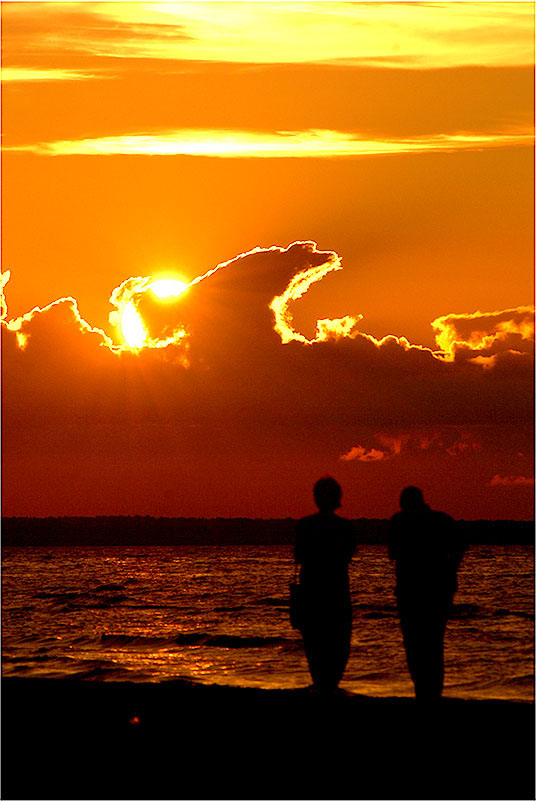 photo "Прогулка" tags: landscape, beach, sea, sky, summer, sun, sunset, water, облока, отражение