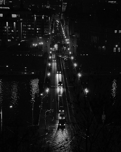 photo "Hочной улицa  a мост" tags: black&white, Prag, Prague, Praha