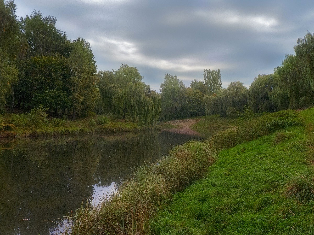 photo "Cloudy ..." tags: landscape, nature, park, summer, Речка, тучи