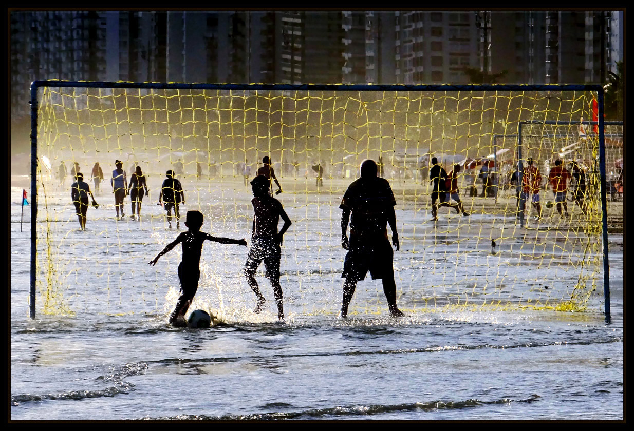 фото "Soccer the seashore..." метки: , 