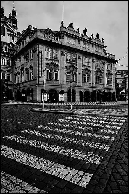 photo "Здание и переход-2" tags: architecture, black&white, Prag, Prague, Praha