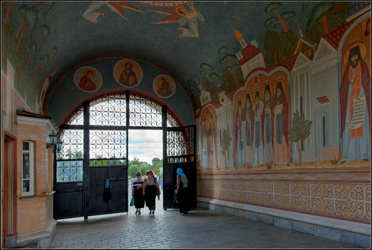 photo "Monastic gate" tags: architecture, travel, Оптина, монастырь, пустынь