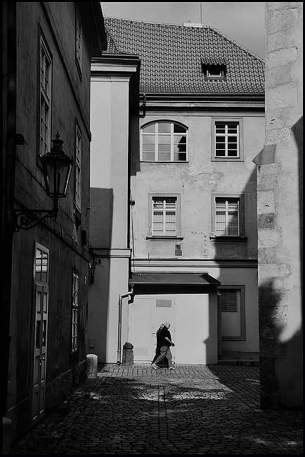 photo "Улочка-3" tags: architecture, black&white, Prag, Prague, Praha