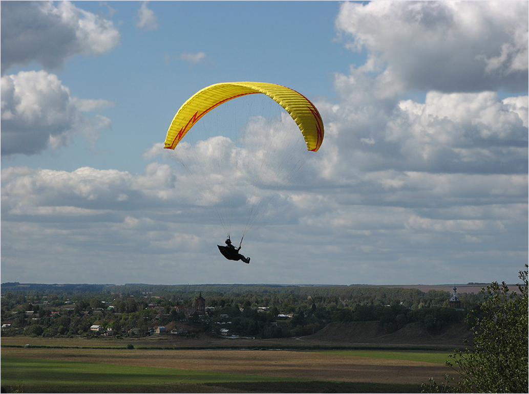 photo "***" tags: landscape, sport, clouds, sky, summer, Калужская обл., г. Перемышль, парапланерист