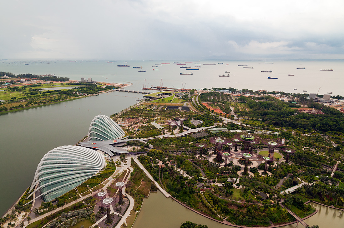 photo "Gardens by the Bay, Singapore" tags: landscape, travel, panoramic, clouds, garden, green, sea, ships, sky