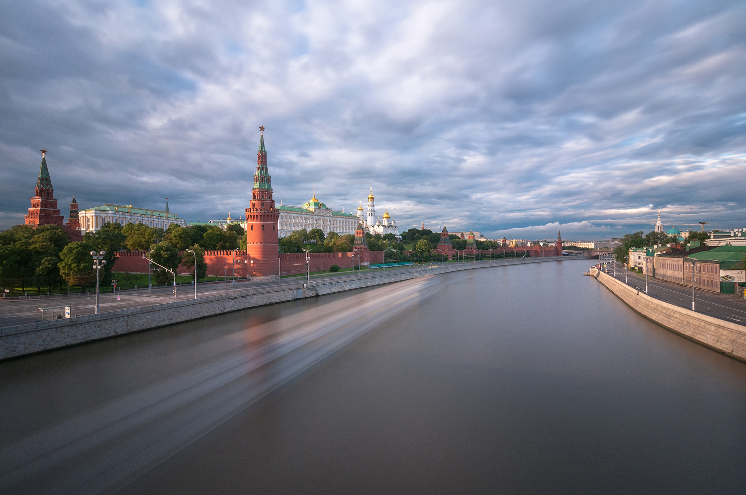 фото "Классика" метки: архитектура, город, Москва, вода, лето, облака, транспорт